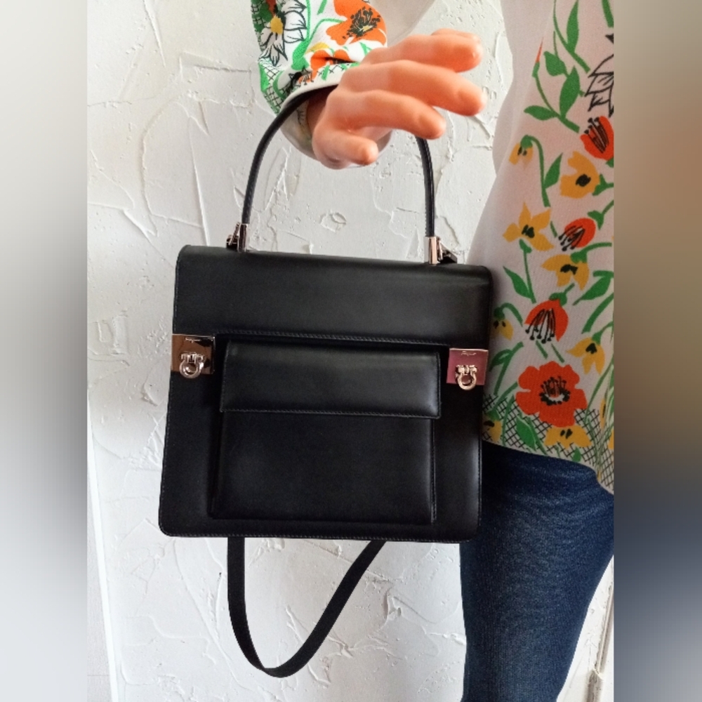 Salvatore Ferragamo, The Nero, Vintage Italian Leather Shoulder Bag - Picture 2 of 16